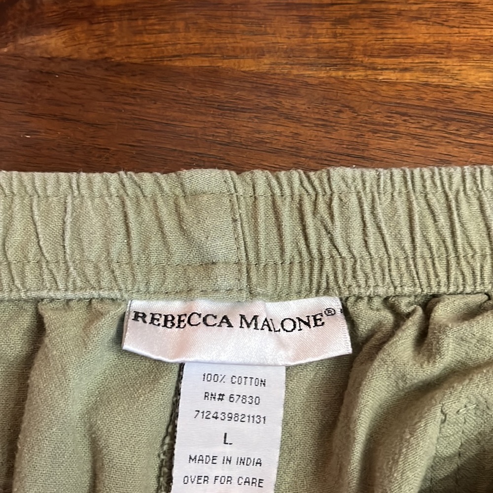 (THIS ITEM WILL BE DONATED AT END OF DEC)
Green Rebecca Malone Capris - Picture 4 of 7